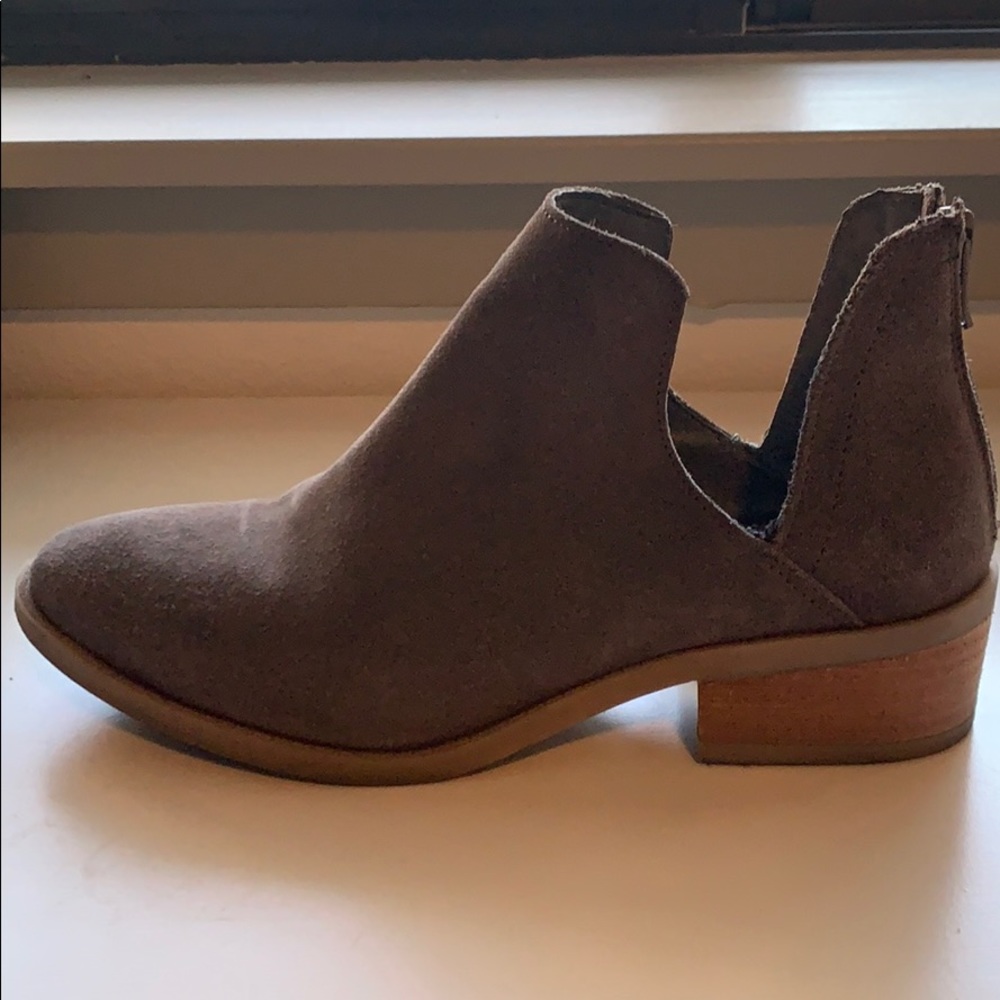 Steve Madden taupe suede booties